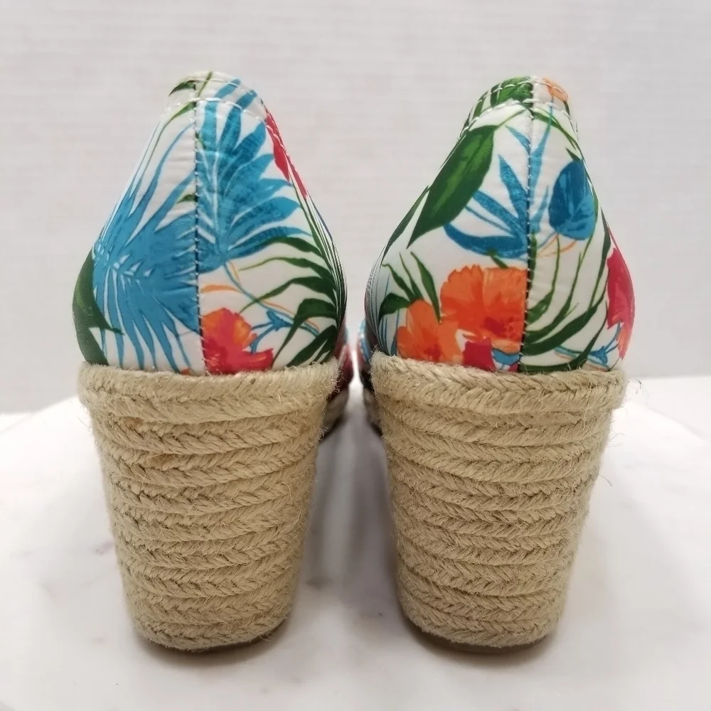 St. John's Bay Tropical print‎ 8.5 espadrille wedge